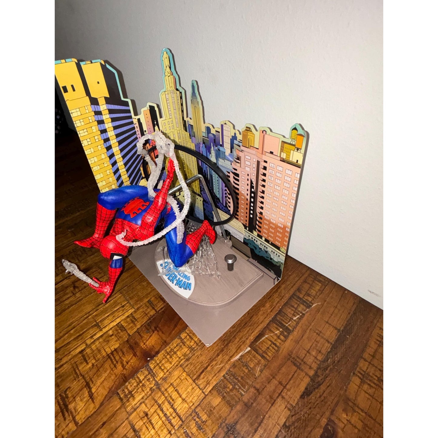 Mcfarlane Toys Marvel SpiderMan #301 1:6 scale collectible with scene