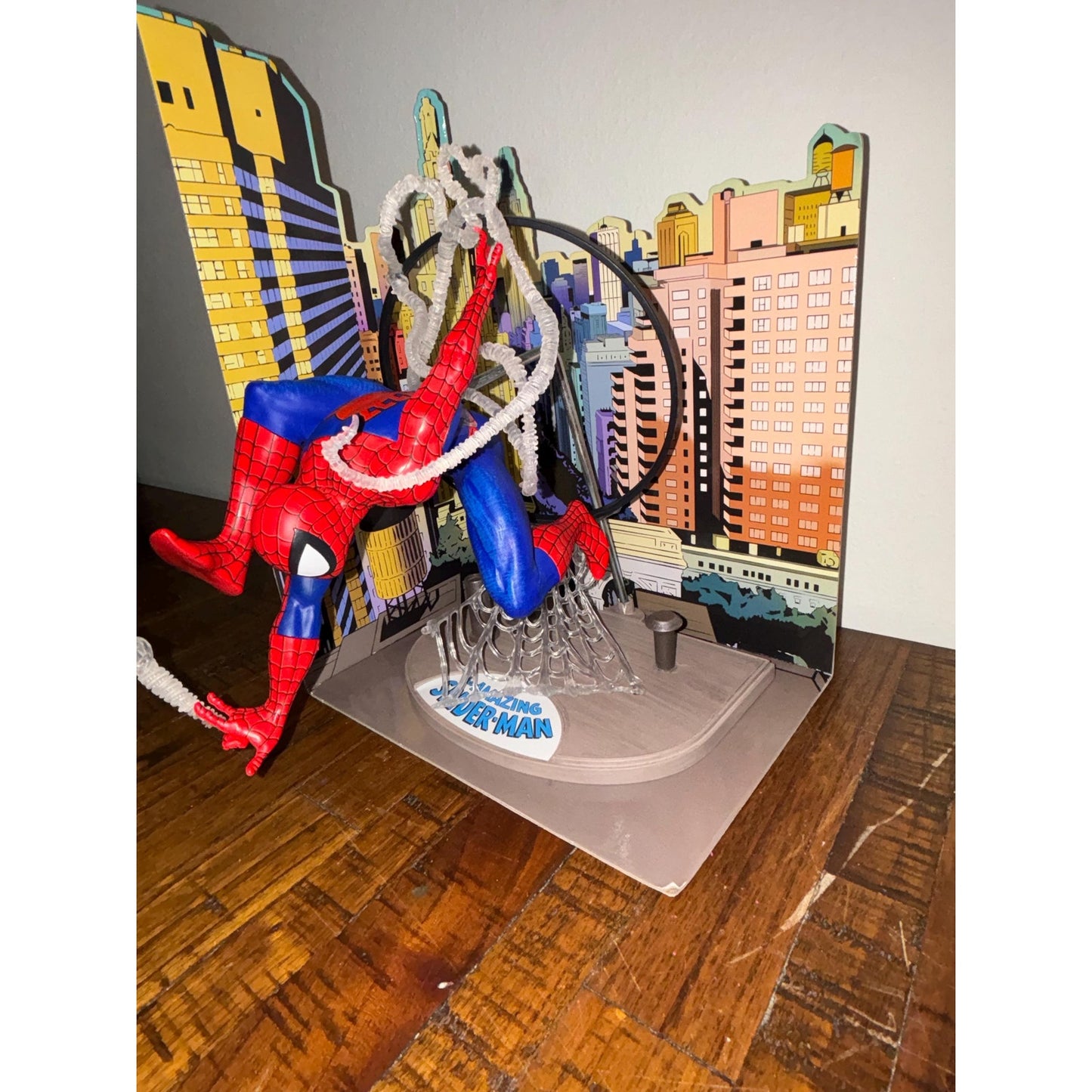 Mcfarlane Toys Marvel SpiderMan #301 1:6 scale collectible with scene