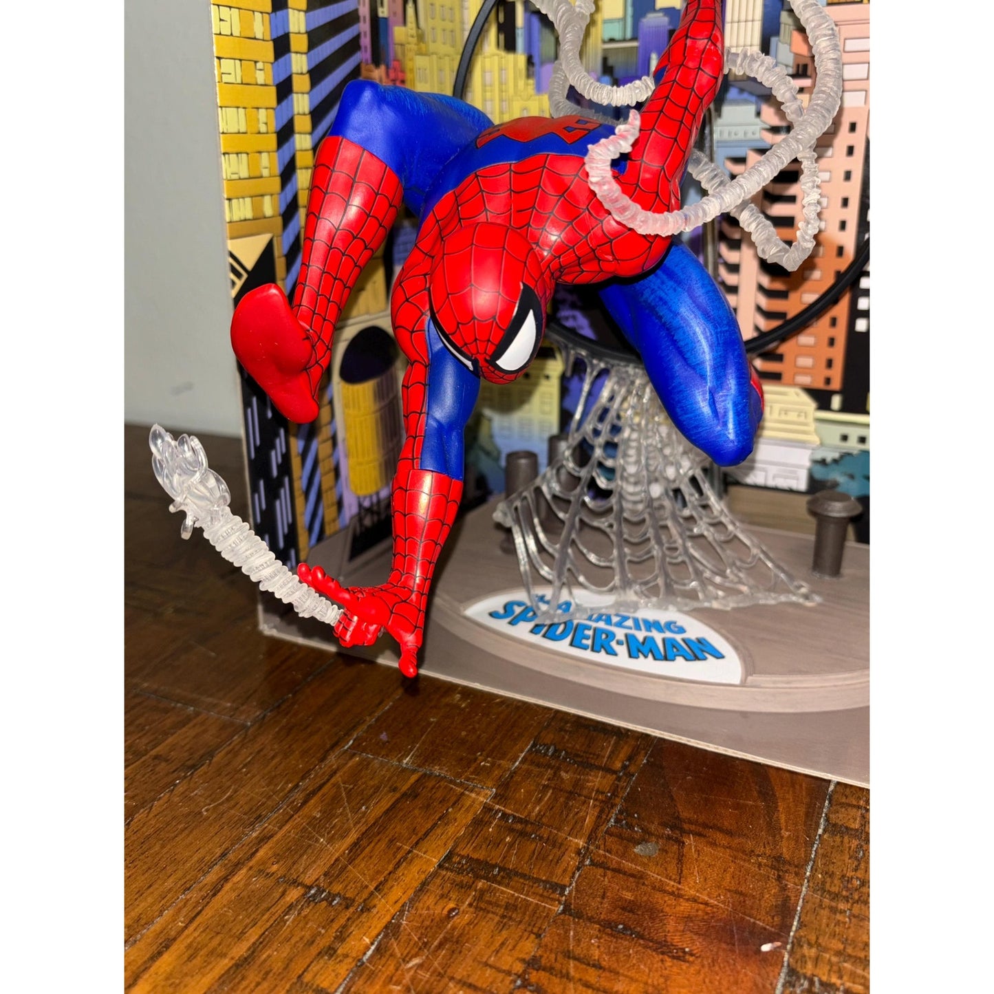 Mcfarlane Toys Marvel SpiderMan #301 1:6 scale collectible with scene